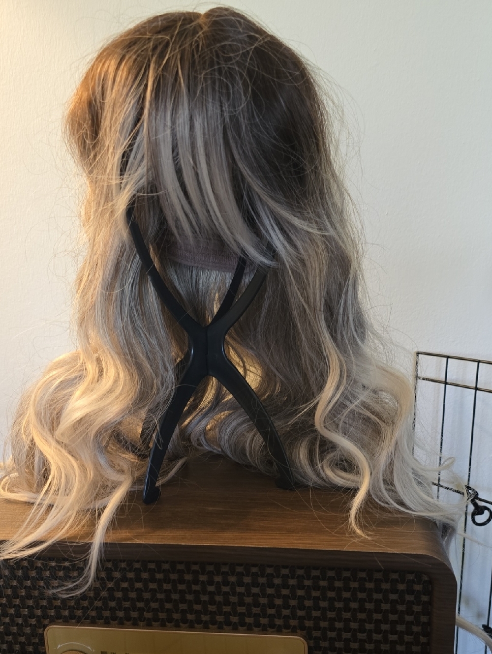 NWOT Women’s Ombre Blonde Wavy Wig - Unbranded